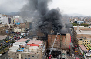 La Victoria: bomberos liquidan incendio en almacén textil clandestino
