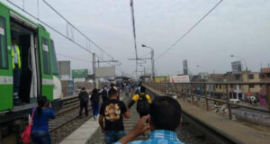 Metro de Lima se queda varado y causa molestia entre usuarios