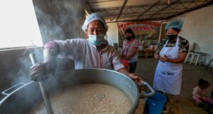 Ollas comunes: «Con lo que recibe al día un congresista para comer, podemos alimentar a 53 personas»