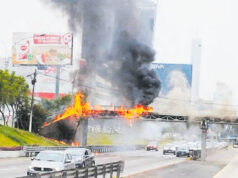 En el Metropolitano: Incendio en puente peatonal