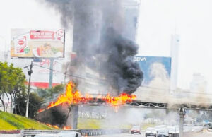 En el Metropolitano: Incendio en puente peatonal
