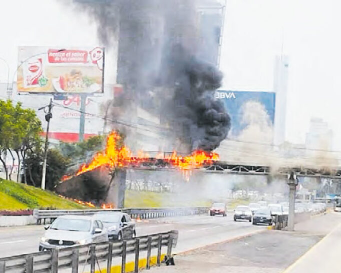 En el Metropolitano: Incendio en puente peatonal