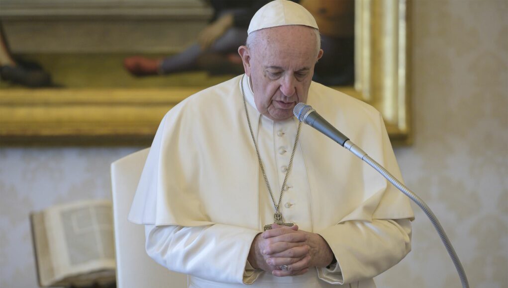 El Vaticano informó que el papa Francisco presenta un «cuadro clínico complejo» y seguirá hospitalizado