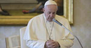 El Vaticano informó que el papa Francisco presenta un «cuadro clínico complejo» y seguirá hospitalizado