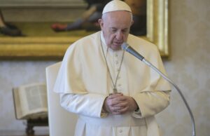 El Vaticano informó que el papa Francisco presenta un «cuadro clínico complejo» y seguirá hospitalizado