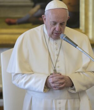 El Vaticano informó que el papa Francisco presenta un «cuadro clínico complejo» y seguirá hospitalizado