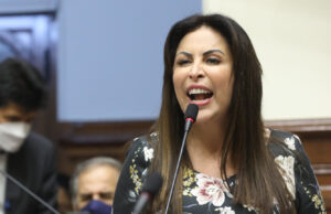 Patricia Chirinos propone reformaelectoral que socava la democracia