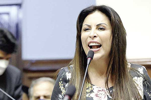 Patricia Chirinos denuncia a Anibal Torres por pedir nueva Constitución