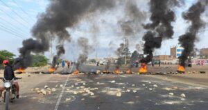 Manifestaciones en Madre de Dios y Puno dejan 28 policías y 23 civiles heridos