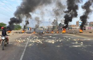 Manifestaciones en Madre de Dios y Puno dejan 28 policías y 23 civiles heridos