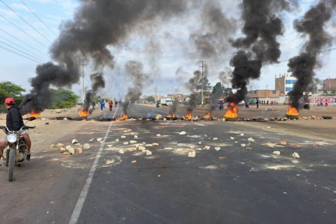 Manifestaciones en Madre de Dios y Puno dejan 28 policías y 23 civiles heridos
