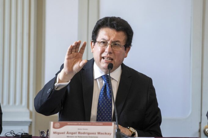 Excanciller Rodríguez Mackay recomienda retirar «en el acto» al embajador de Perú en Colombia