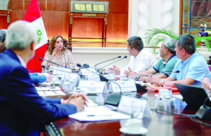 Dina Boluarte dialoga con gobernador de Junín