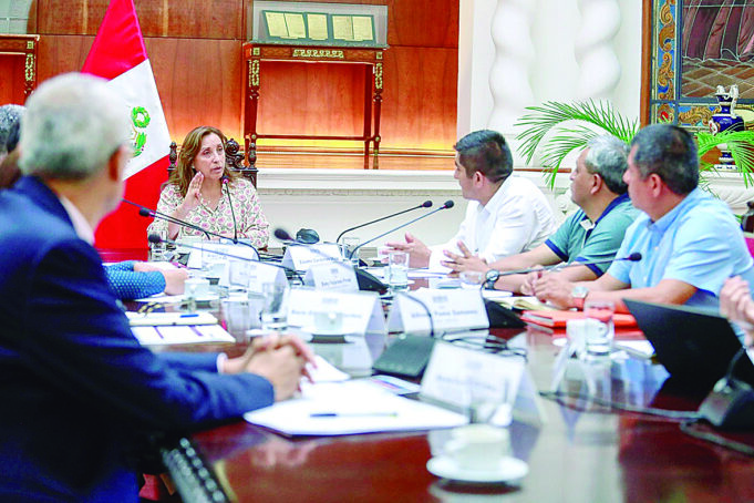 Dina Boluarte dialoga con gobernador de Junín