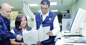 ONPE imprime material que usarán miembros de mesa