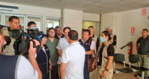 Carlos Álvarez auxilia a dos menores de edad en albergue de Chiclayo