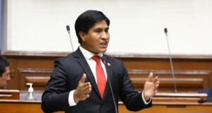 Acobamba declara “persona no grata” a congresista Wilson Soto
