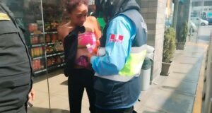 Policias y Serenos de Surco capturan a tendera que se llevó 14 cremas dentro de su canguro