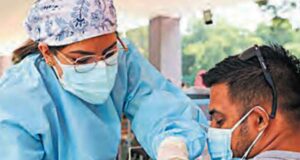 Mayores con cuarta dosis pueden recibir vacuna bivalente