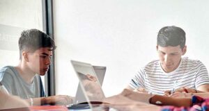 Impulsa estudios y trabajo en el extranjero para jóvenes