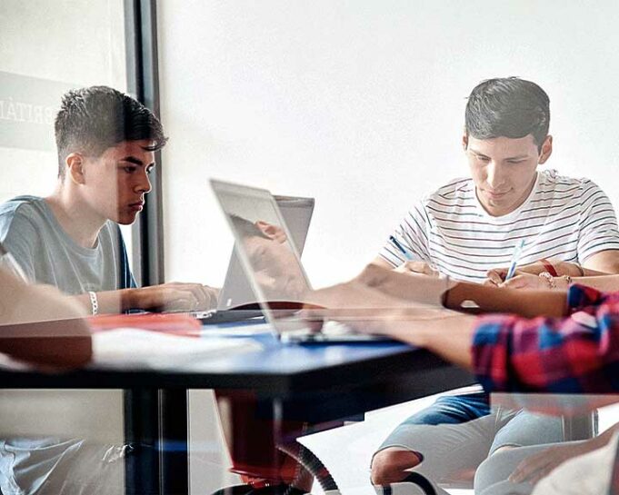 Impulsa estudios y trabajo en el extranjero para jóvenes