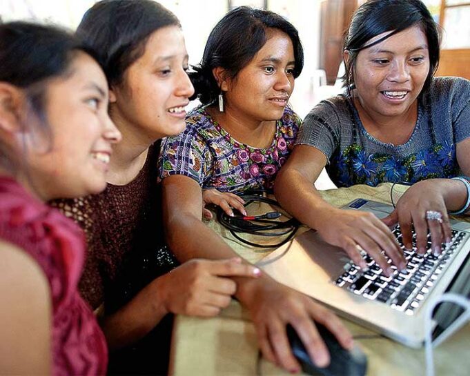 Exclusión digital de mujeres, nueva forma de analfabetismo