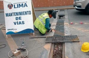 Limpian drenes en la Vía Expresa