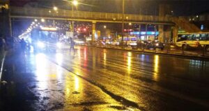 Techos se caen y el transporte público lento por lluvias en Lima