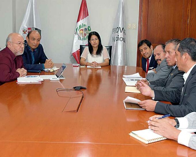 Ministra asegura construcción de autopista del centro