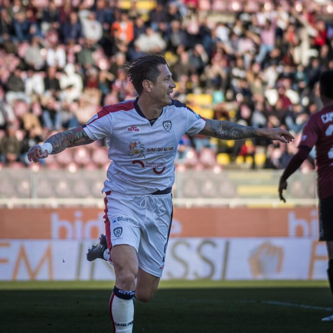 Cagliari goleó a Reggina 4-0 con dos goles de Lapadula en la Serie «B» de Italia