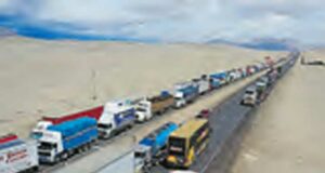 Más de 10 000 camiones varados en carreteras