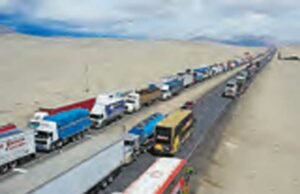 Más de 10 000 camiones varados en carreteras