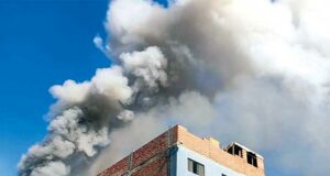 Incendio reduce a cenizas almacén