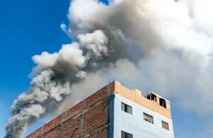 Incendio reduce a cenizas almacén