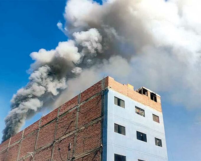 Incendio reduce a cenizas almacén