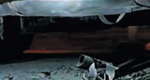 Arrojan explosivo a vehìculo