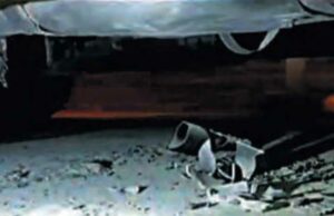 Arrojan explosivo a vehìculo