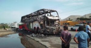 Doce personas mueren carbonizadas en choque de ómnibus y mototaxi