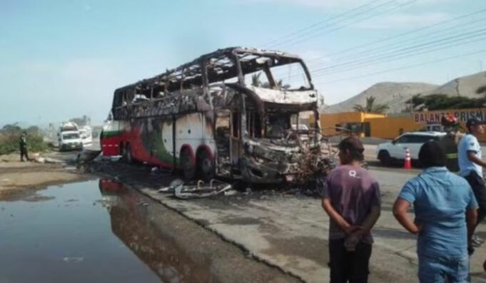 Doce personas mueren carbonizadas en choque de ómnibus y mototaxi