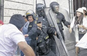 Congresistas y ministro son abucheados y agredidos en Arequipa y Cusco