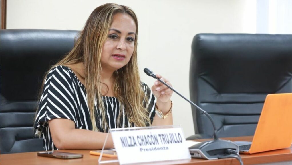 Lanzan bomba molotov a vivienda de congresista fujimorista Nilza Chacón