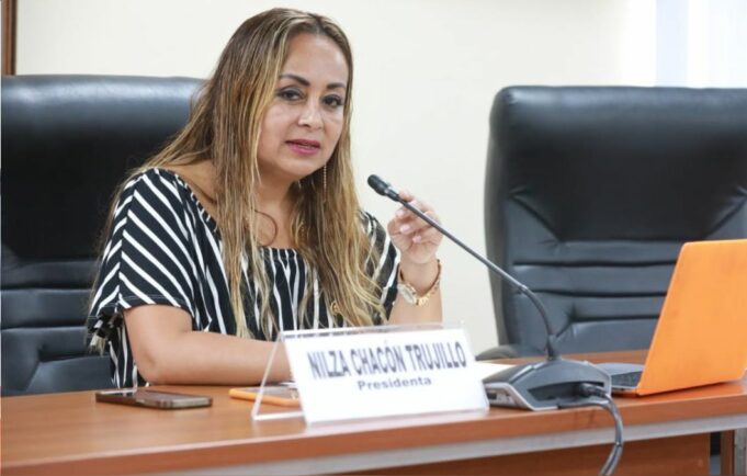 Lanzan bomba molotov a vivienda de congresista fujimorista Nilza Chacón