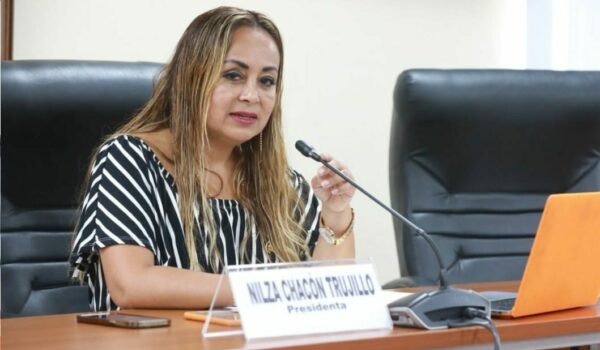 Lanzan bomba molotov a vivienda de congresista fujimorista Nilza Chacón