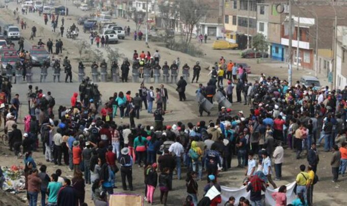 Pobladores de Comas demandan agua y bloquean avenida Túpac Amaru