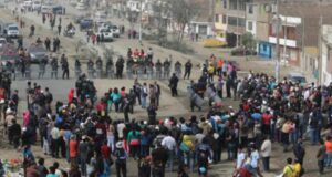 Pobladores de Comas demandan agua y bloquean avenida Túpac Amaru