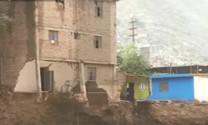 Casa de tres pisos se viene abajo por las intensas lluvias en Chosica