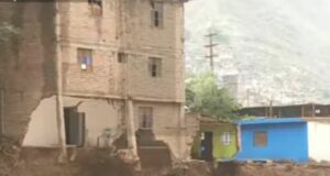 Casa de tres pisos se viene abajo por las intensas lluvias en Chosica