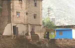 Casa de tres pisos se viene abajo por las intensas lluvias en Chosica