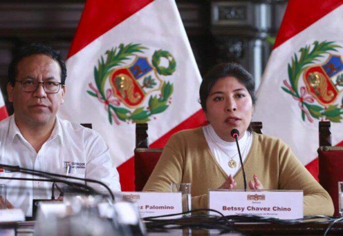 Aprueban solicitar impedimento de salida del país para Betssy Chávez y Roberto Sánchez