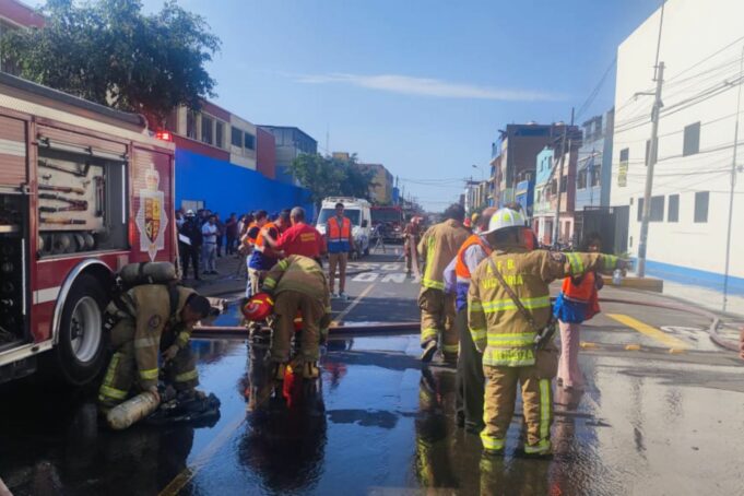 Incendio de proporciones consume taller mecánico en La Victoria